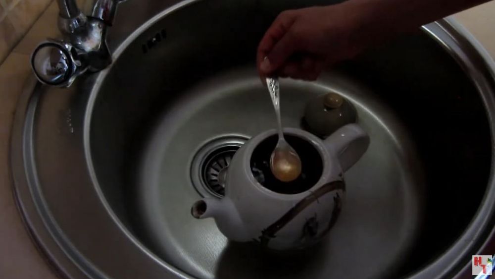 Bukan pakai sabun, ini cara mengangkat kerak teh tebal di bagian dalam teko dengan 1 bahan dapur