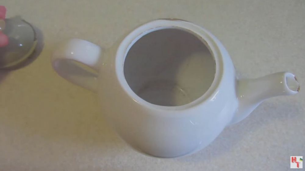 Bukan pakai sabun, ini cara mengangkat kerak teh tebal di bagian dalam teko dengan 1 bahan dapur
