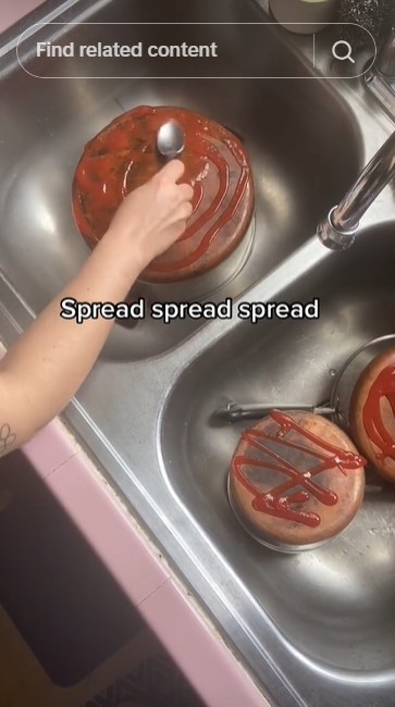 Tak perlu baking soda atau lemon, ini trik bersihkan noda membandel di pantat panci pakai 1 jenis saus