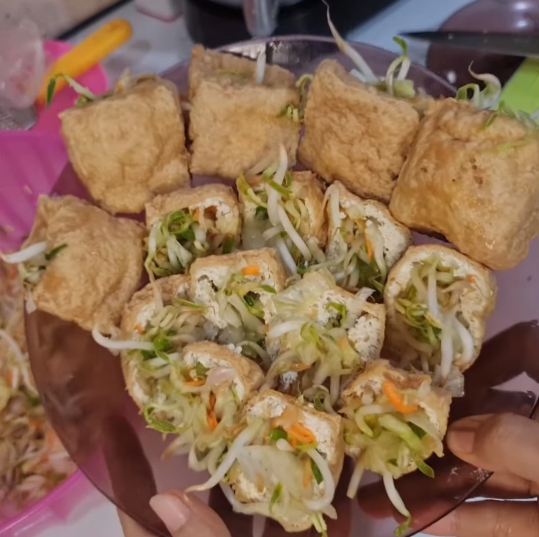 Tanpa ditumis, ini trik mengolah isian tahu isi agar gurih dan nggak menyerap banyak minyak