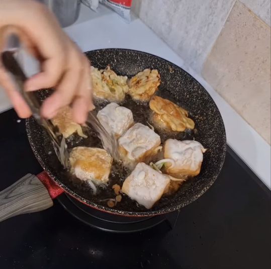 Tanpa ditumis, ini trik mengolah isian tahu isi agar gurih dan nggak menyerap banyak minyak