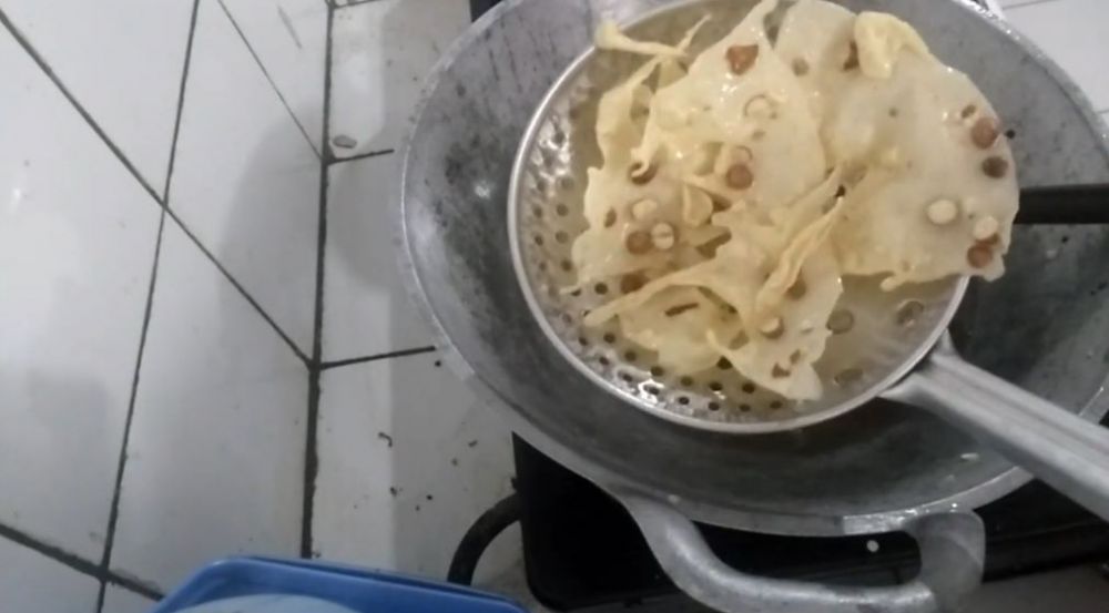 Trik bikin adonan rempeyek yang renyah tahan lama dan tak berminyak, cukup tambah 2 bahan dapur