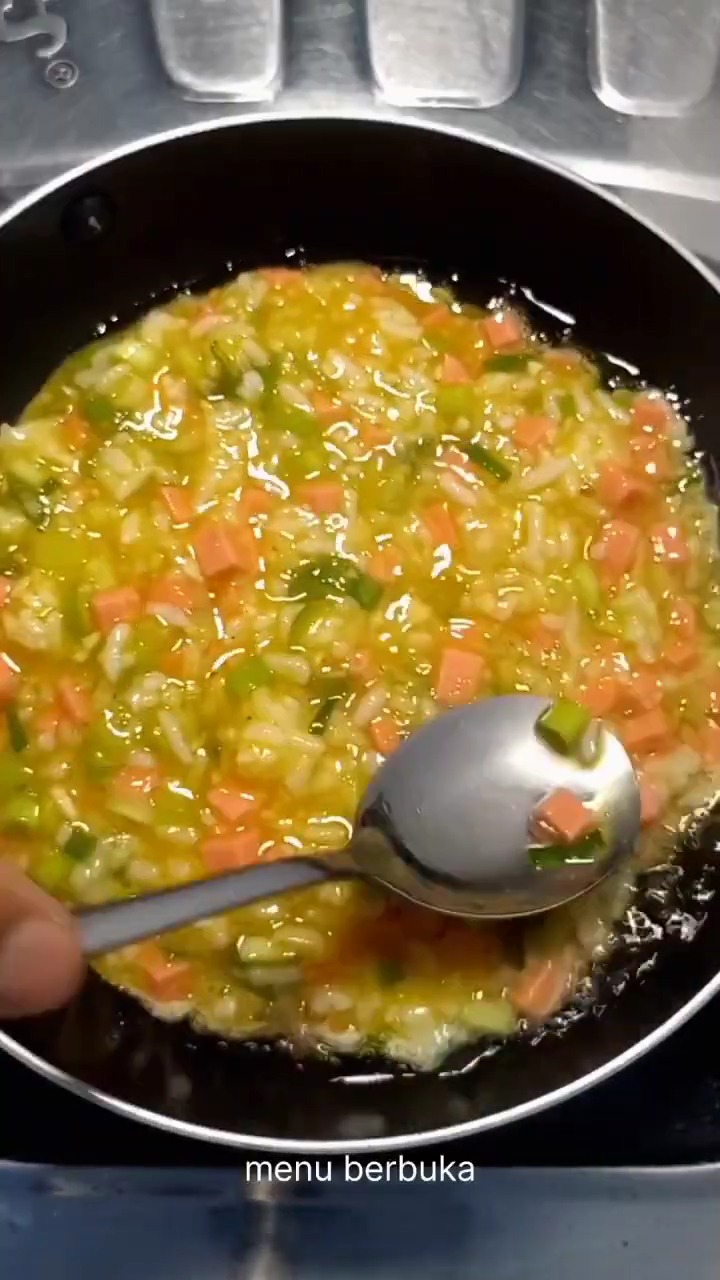 Tanpa tepung atau sayur kol, ini trik goreng telur dadar lebih tebal cuma pakai 2 bahan makanan