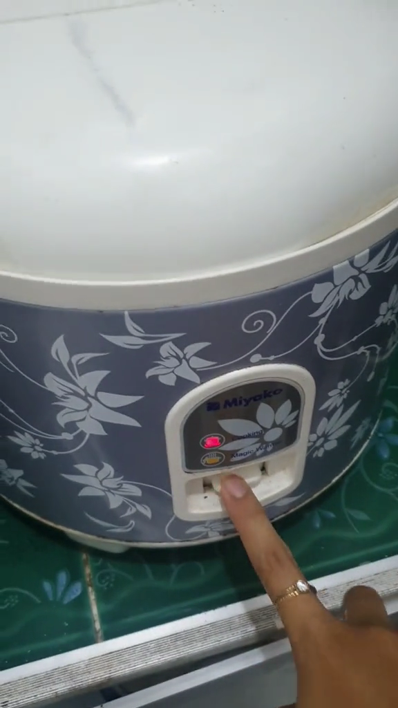 Tanpa jeruk nipis, ini cara menanak nasi di rice cooker agar tak kering cuma tambah 1 bahan dapur