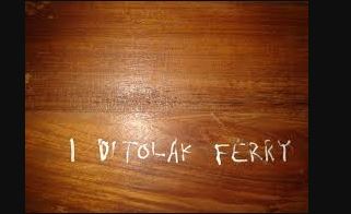 Potret lucu coretan siswa di meja kelas Berbagai sumber