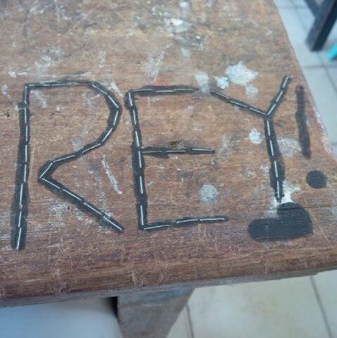 Potret lucu coretan siswa di meja kelas Berbagai sumber