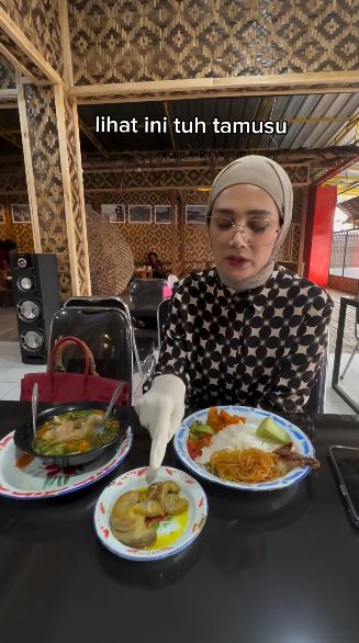 momen mulan jameela makan pakai tangan © instagram