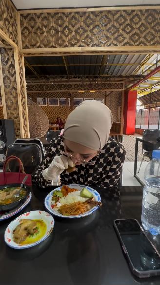 momen mulan jameela makan pakai tangan © instagram