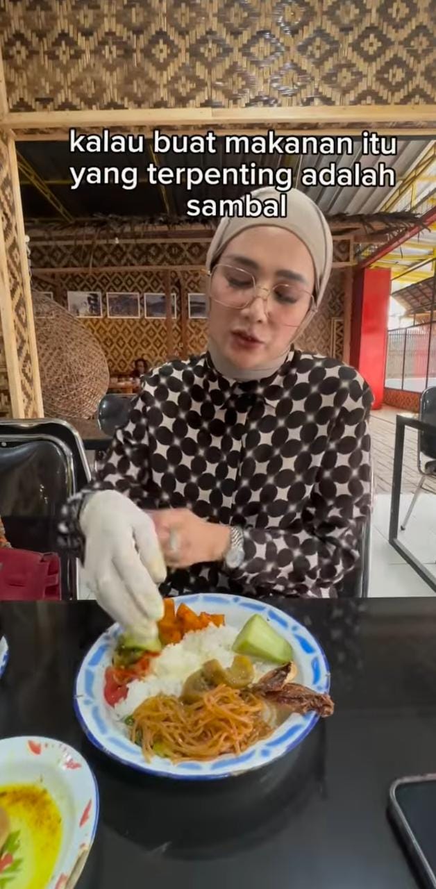 momen mulan jameela makan pakai tangan © instagram