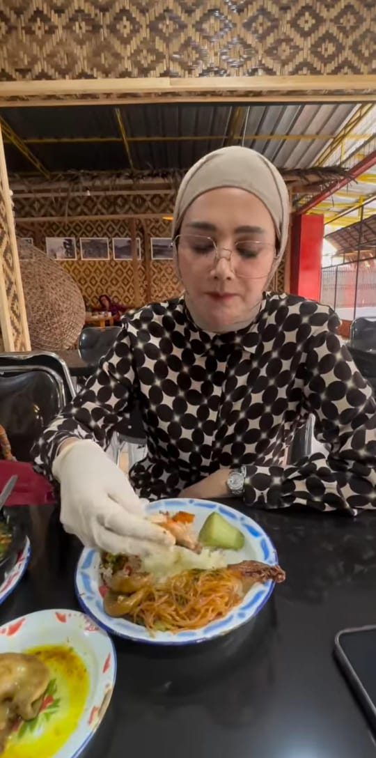 momen mulan jameela makan pakai tangan © instagram