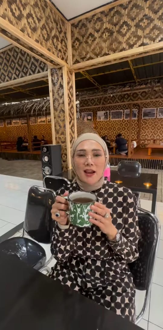 momen mulan jameela makan pakai tangan © instagram