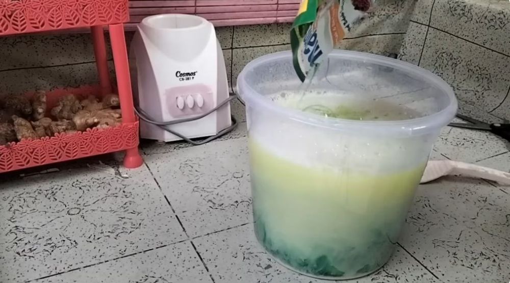 Bukan ditambah garam atau baking soda, ini cara memperbanyak sabun cuci piring modal Rp5.000