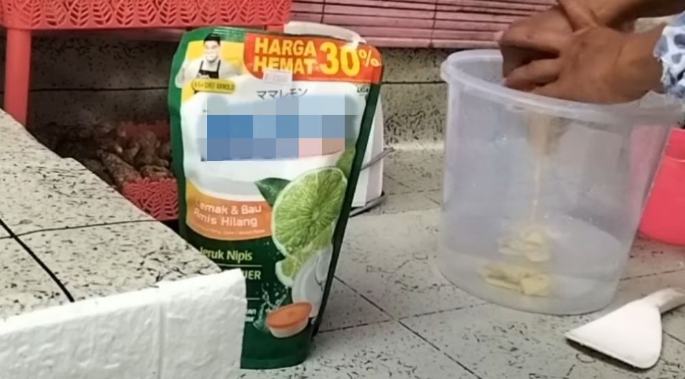 Bukan ditambah garam atau baking soda, ini cara memperbanyak sabun cuci piring modal Rp5.000