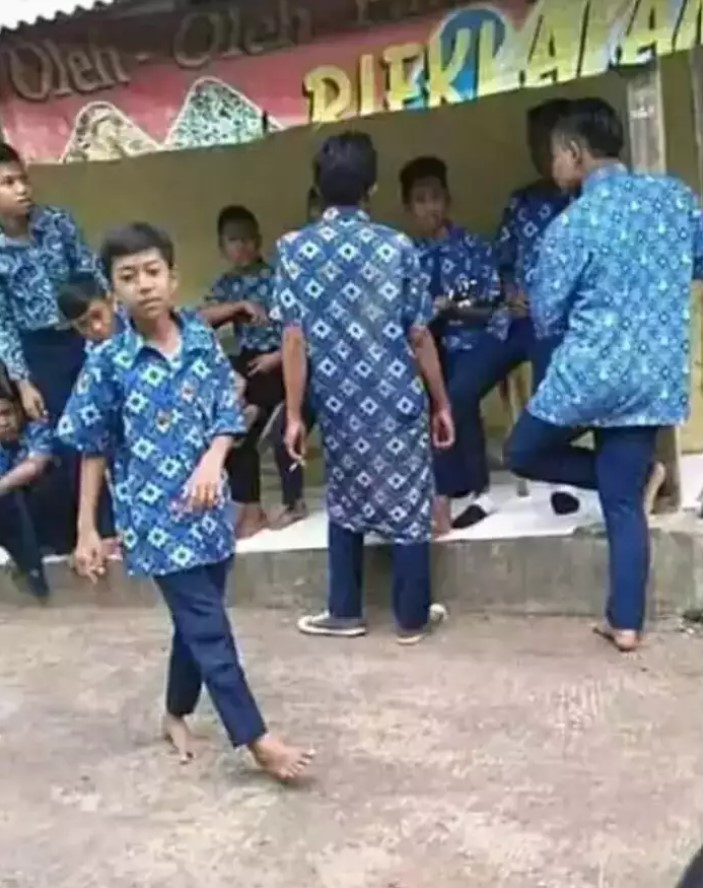 Potret kocak desain nyeleneh seragam Berbagai sumber