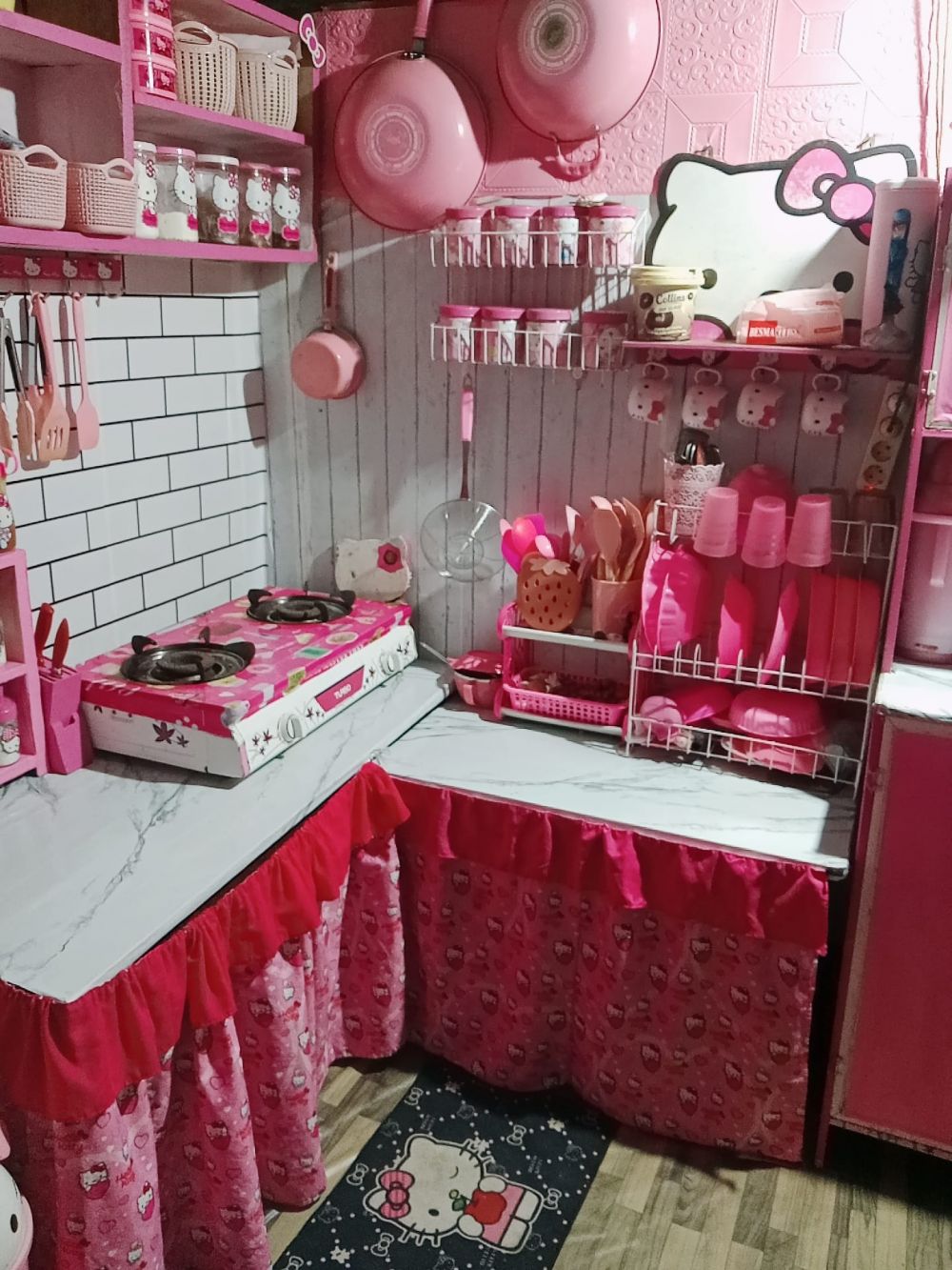 dapur pink hello kitty ngejreng tapi estetik © 2023 brilio.net
