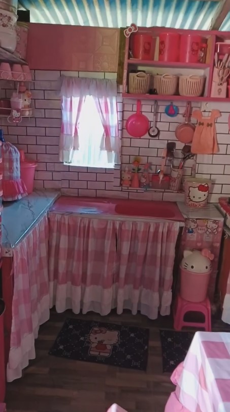 dapur pink hello kitty ngejreng tapi estetik © 2023 brilio.net