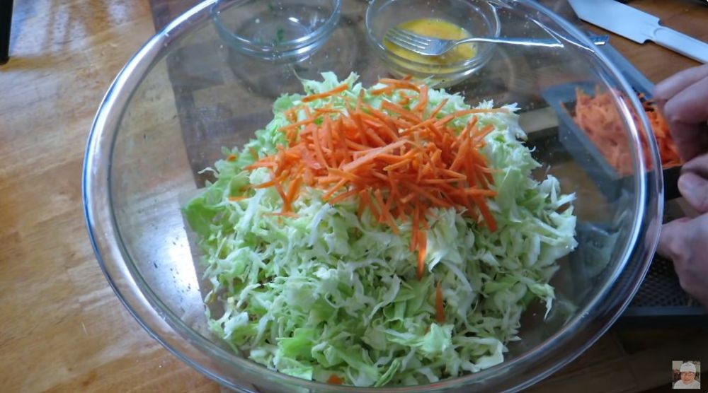 Tanpa tambahan baking soda atau mentega, ini cara bikin bakwan sayur renyah, keriting, dan antilembek