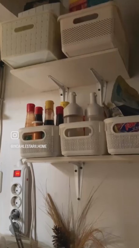 Bukti mungil bukan berarti sumpek, 9 potret dapur seluas 2 meteran ini bikin nggak mager masak