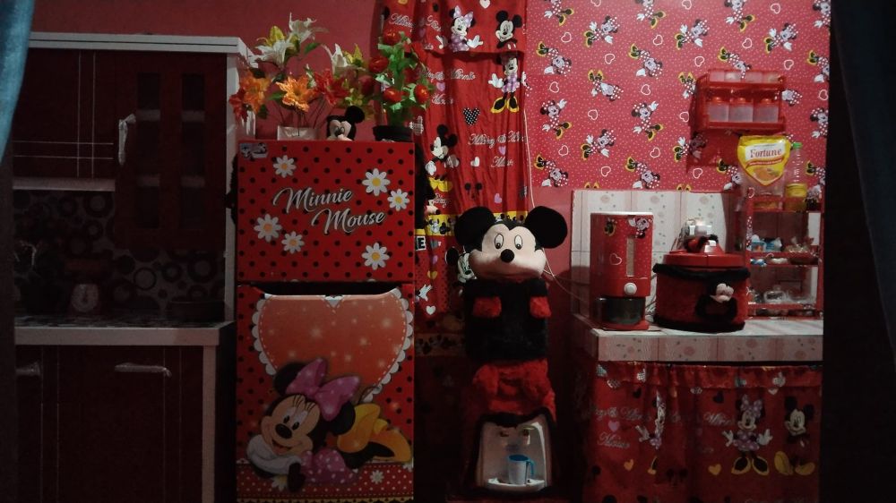 Potret dapur sederhana serba merah ini tampak nyaman dan bikin betah, bukti keren tak harus mewah