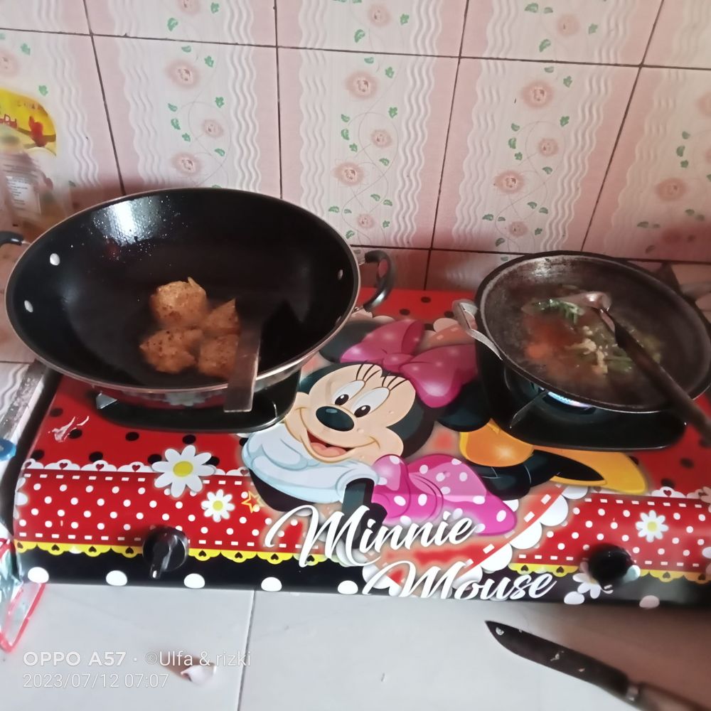 dapur serba merah sederhana tapi estetik © 2023 brilio.net