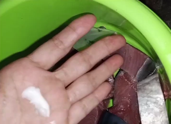 Tanpa sabun dan jeruk nipis, ini cara bersihkan bau amis ikan di tangan cuma pakai 1 bahan sederhana