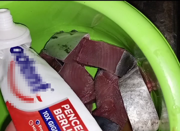 Tanpa sabun dan jeruk nipis, ini cara bersihkan bau amis ikan di tangan cuma pakai 1 bahan sederhana