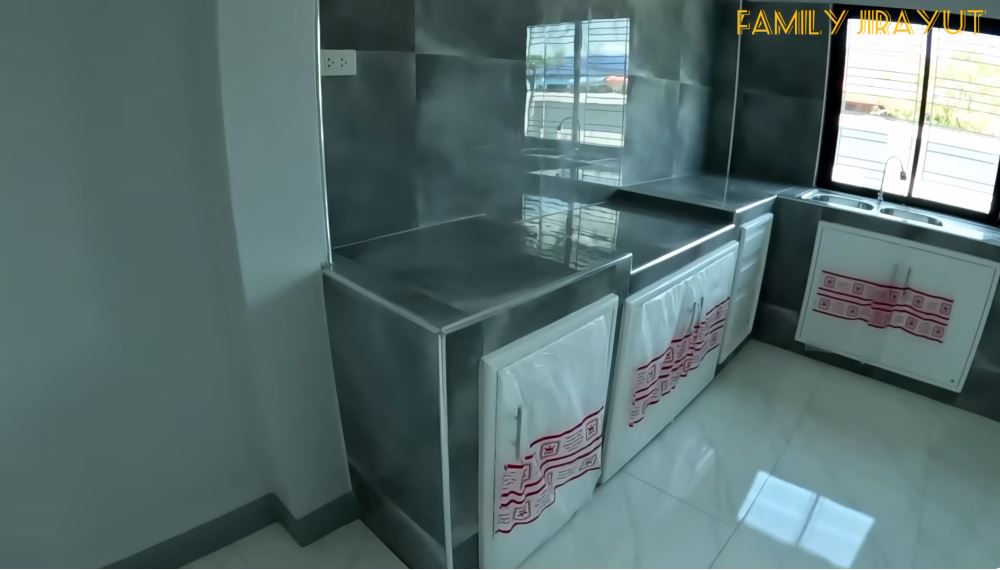 rumah baru jirayut di thailand © YouTube