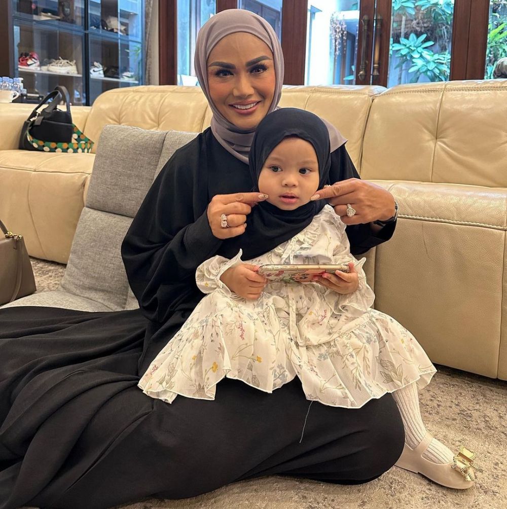 potret krisdayanti pakai hijab lesty kejora © berbagai sumber