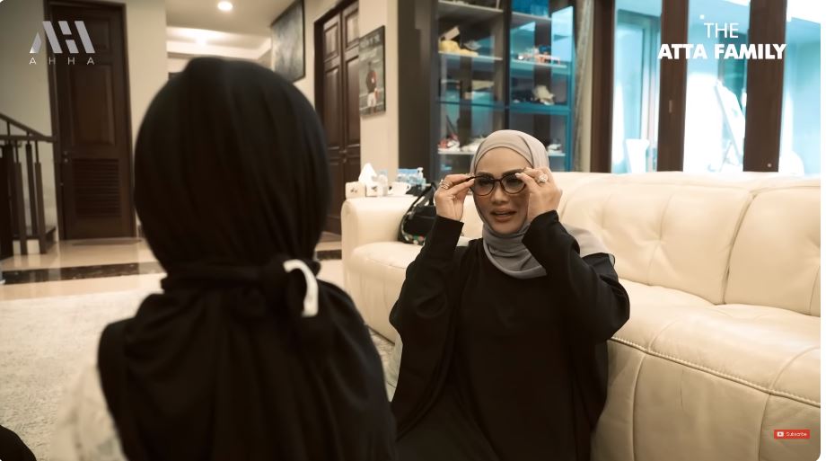 Gaya hijab Krisdayanti di pengajian jelang lahiran Aurel disorot mirip Lesty Kejora, ini 9 potretnya