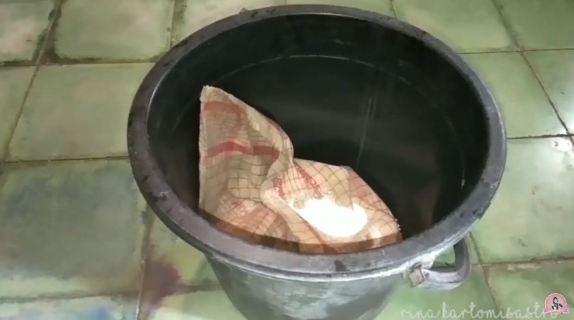 Tanpa dikucek, ini cara mencuci serbet dekil dan bau agar bersih lagi pakai tambahan 1 bahan dapur