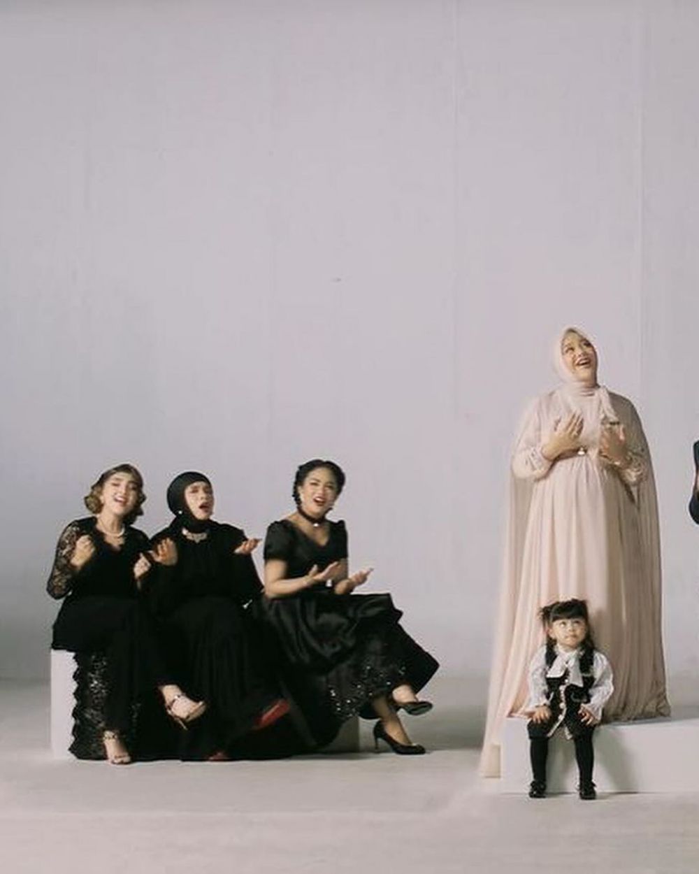 Intip 11 momen 3 keluarga Aurel Hermansyah syuting video klip, penampilan Ashanty mirip Rose Titanic