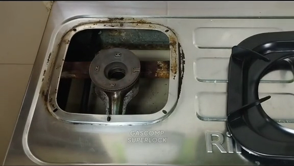 Tanpa baking soda dan sitrun, ini cara bersihkan kerak bagian bawah tungku kompor pakai 1 bahan simpel