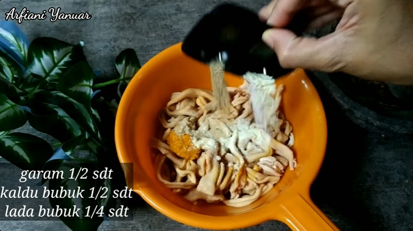 Tanpa tepung beras dan baking soda, ini trik goreng usus agar awet renyah pakai tambahan 1 bahan dapur