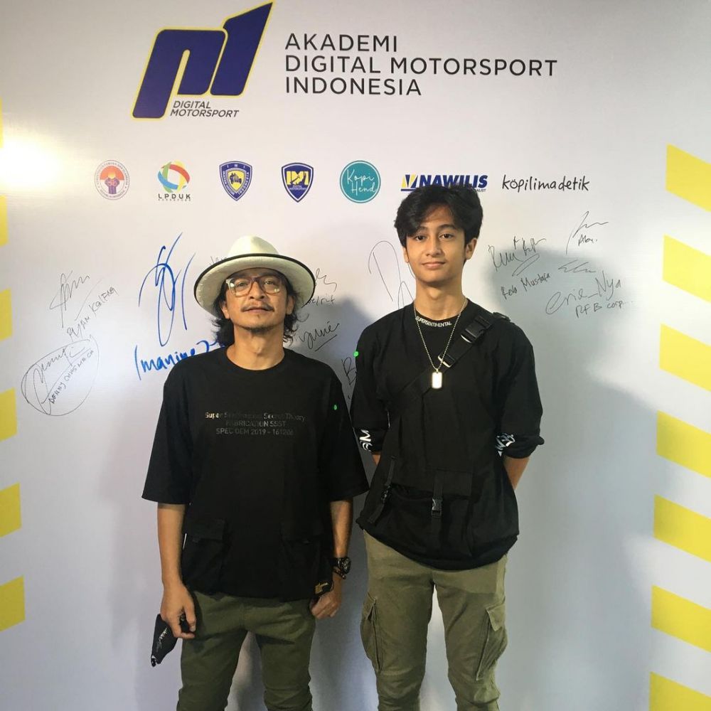 vokalis dan putranya bak kakak adik © instagram