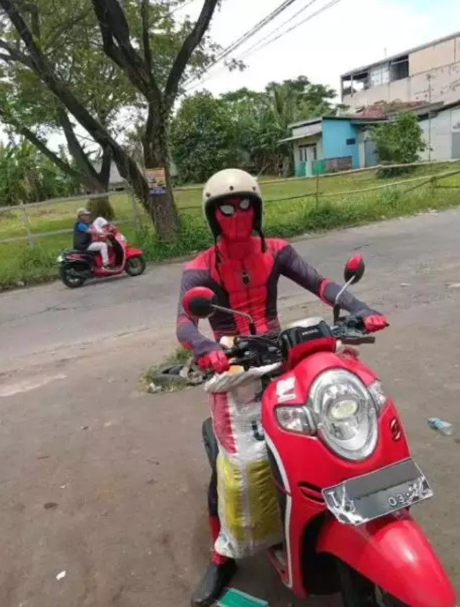 Spider-Man versi Indonesia nyeleneh Berbagai sumber Spider-Man versi Indonesia nyeleneh Berbagai sumber