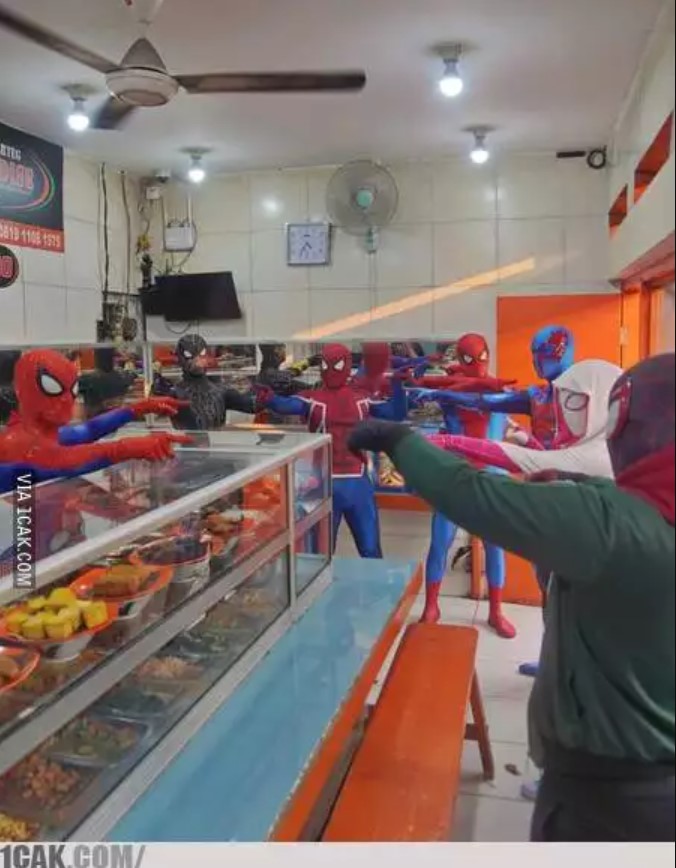 Spider-Man versi Indonesia nyeleneh Berbagai sumber Spider-Man versi Indonesia nyeleneh Berbagai sumber