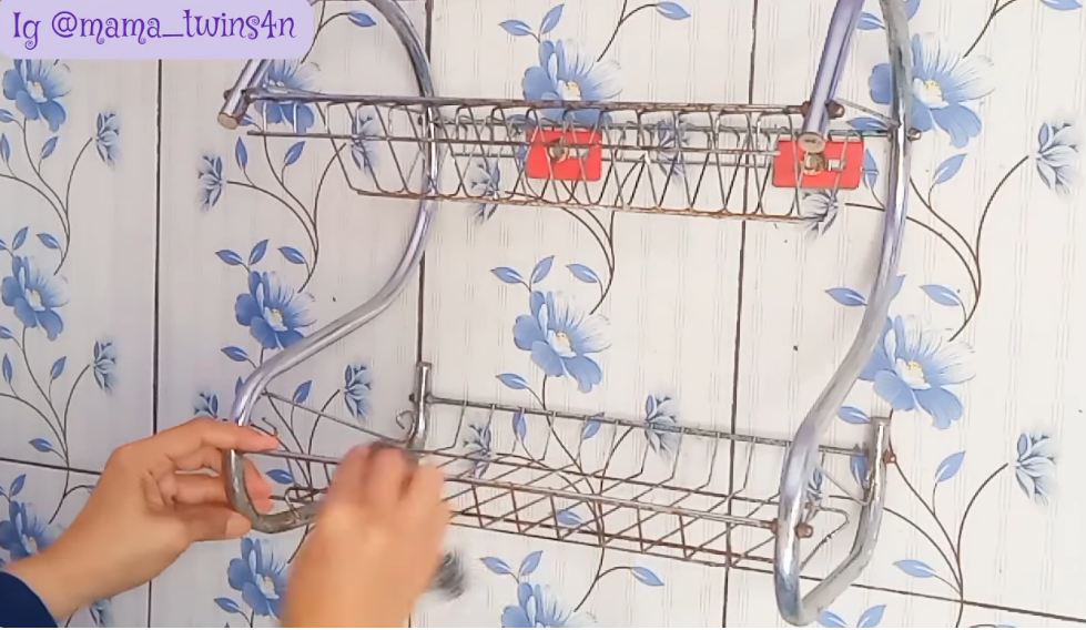 Bukan dicat ulang, ini cara basmi karat di rak piring agar kinclong lagi pakai 2 bahan sederhana