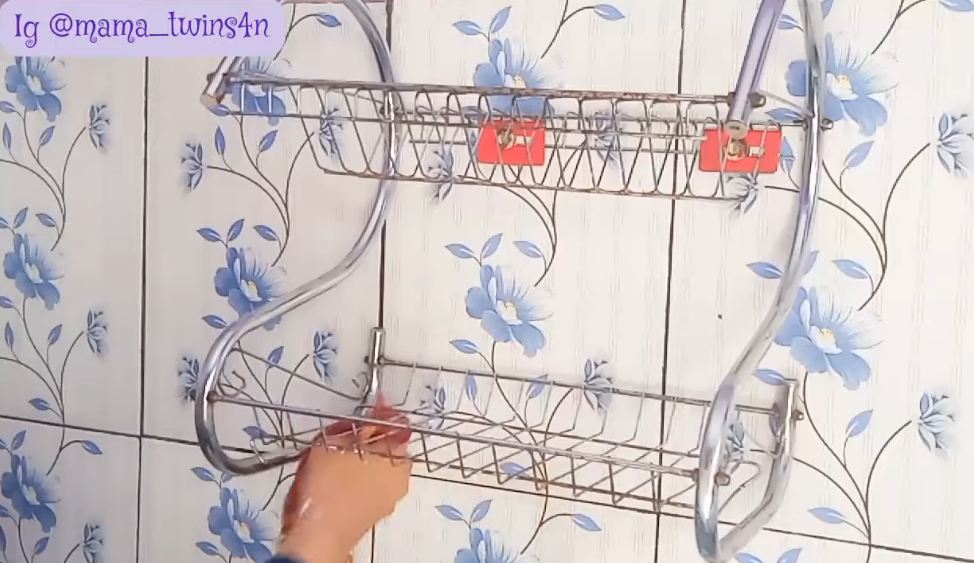 Bukan dicat ulang, ini cara basmi karat di rak piring agar kinclong lagi pakai 2 bahan sederhana