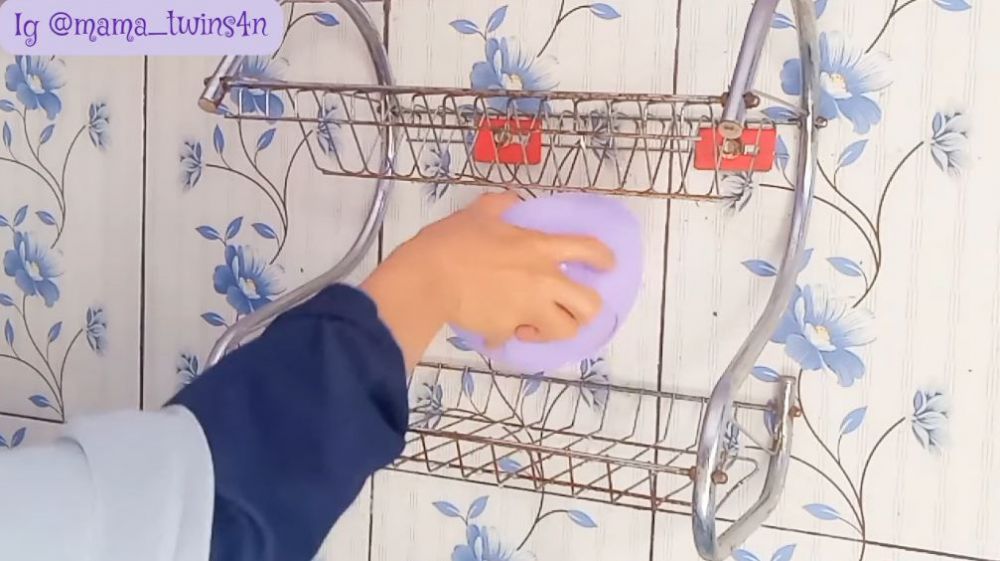 Bukan dicat ulang, ini cara basmi karat di rak piring agar kinclong lagi pakai 2 bahan sederhana