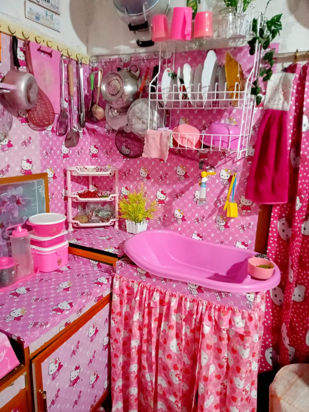 dapur pink dekorasinya meriah tapi mewah © 2023 brilio.net