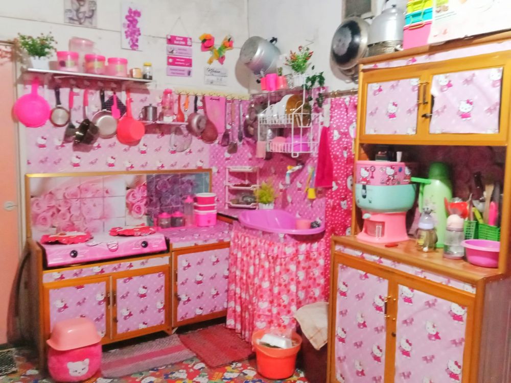 dapur pink dekorasinya meriah tapi mewah © 2023 brilio.net
