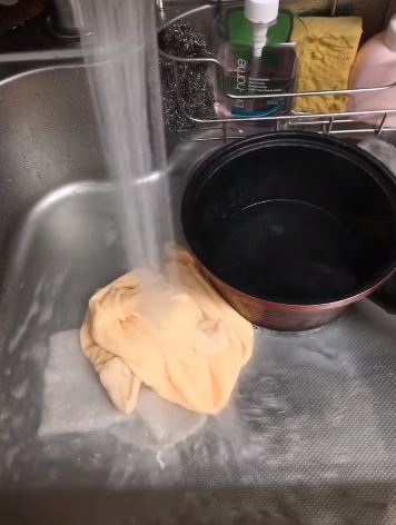 Bukan baking soda, ini cara mencuci lap dapur kumal jadi bersih lagi pakai 1 bahan tanpa perlu disikat