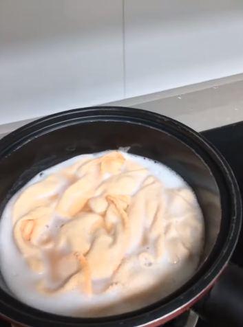 Bukan baking soda, ini cara mencuci lap dapur kumal jadi bersih lagi pakai 1 bahan tanpa perlu disikat