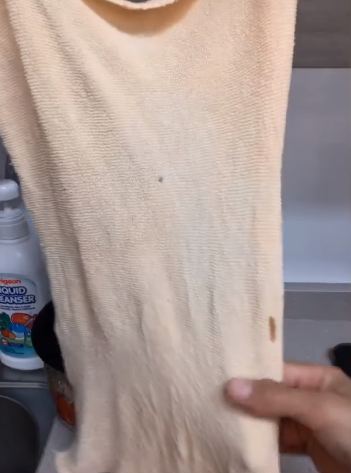 Bukan baking soda, ini cara mencuci lap dapur kumal jadi bersih lagi pakai 1 bahan tanpa perlu disikat