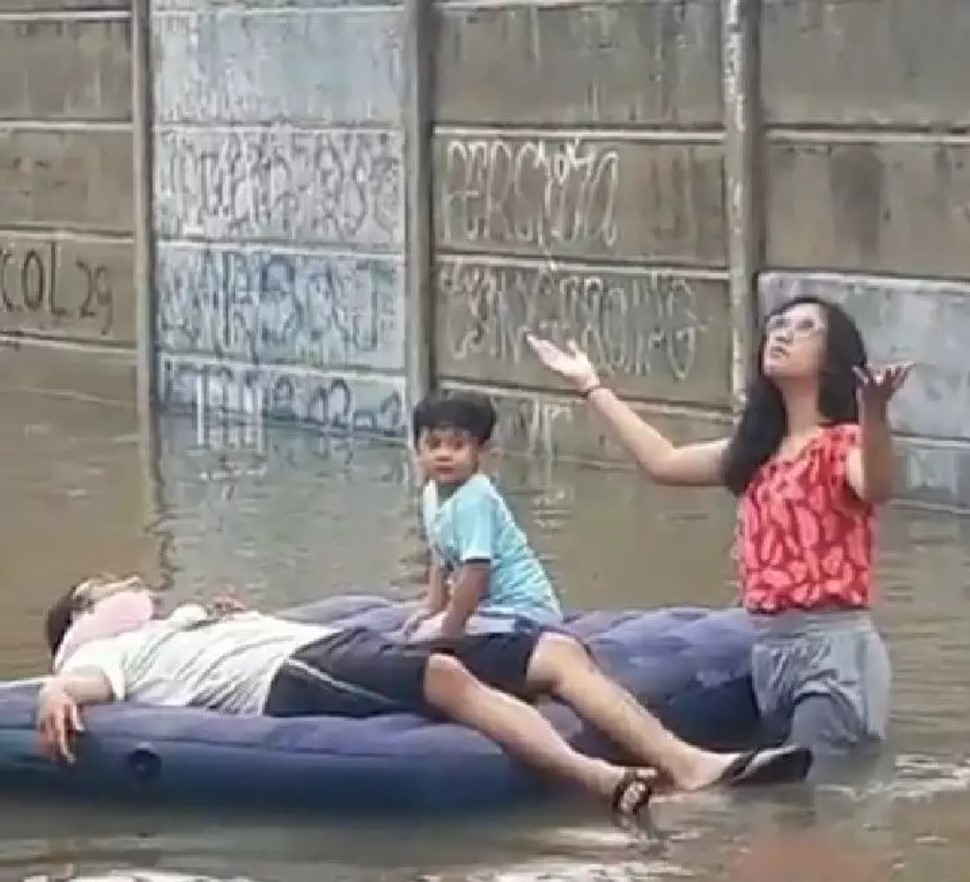 Potret orang akali banjir Berbagai sumber