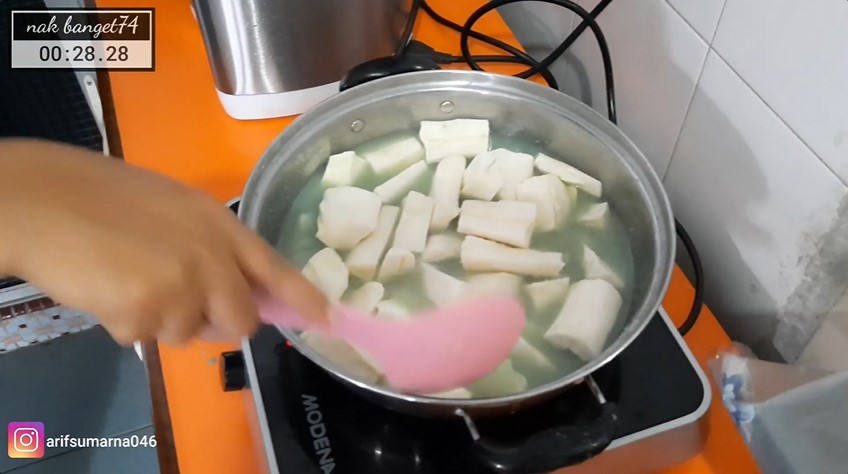 Tak perlu panci presto, ini cara merebus singkong agar cepat empuk dan lebih gurih dalam 10 menit