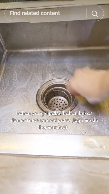 Tanpa tepung, ini trik bersihkan tumpahan minyak di keramik agar bebas lengket pakai 1 alat dan bahan