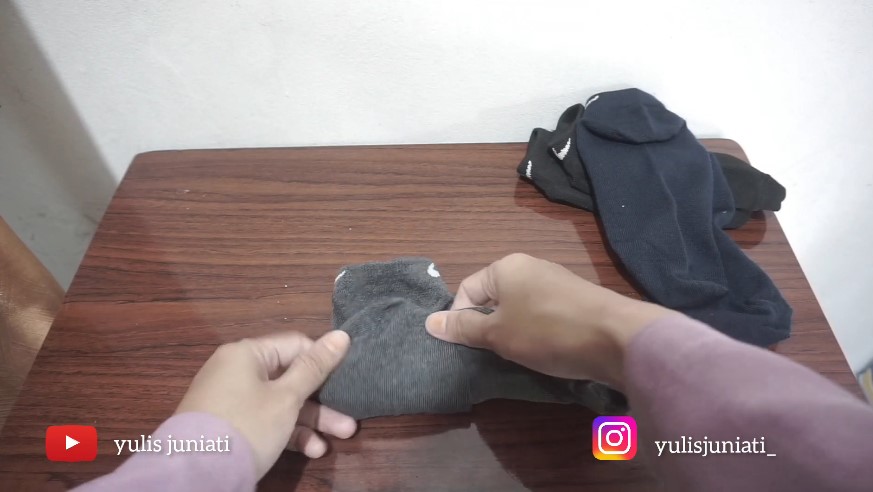 cara melipat kaus kaki pendek © YouTube