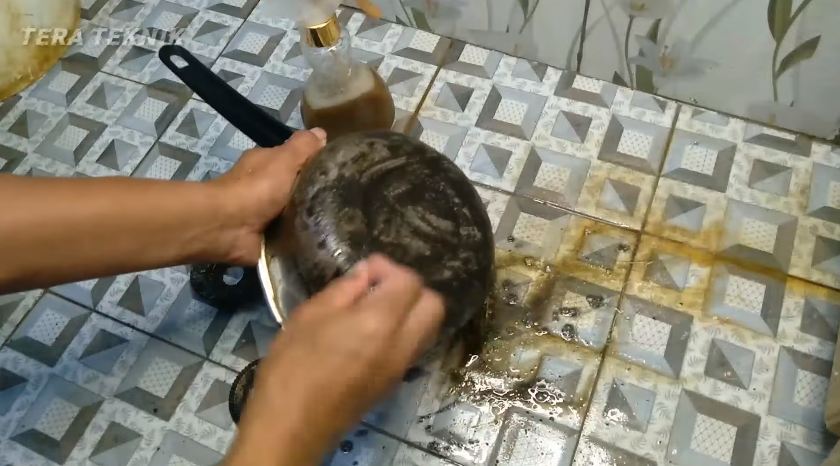 Bukan pakai cuka, ini cara bersihkan kerak gosong di pantat panci cuma tambah 1 jenis minuman