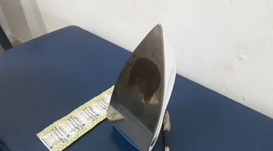 bersihkan kerak gosong di setrika © YouTube